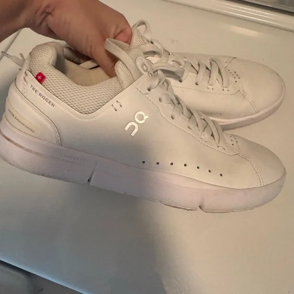 White On Cloud “The Roger” - Picture 1 of 7